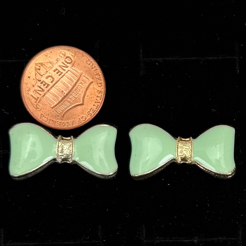 Vintage light goldtone, pastel Blue green bow design pierced earrings - Picture 6 of 10